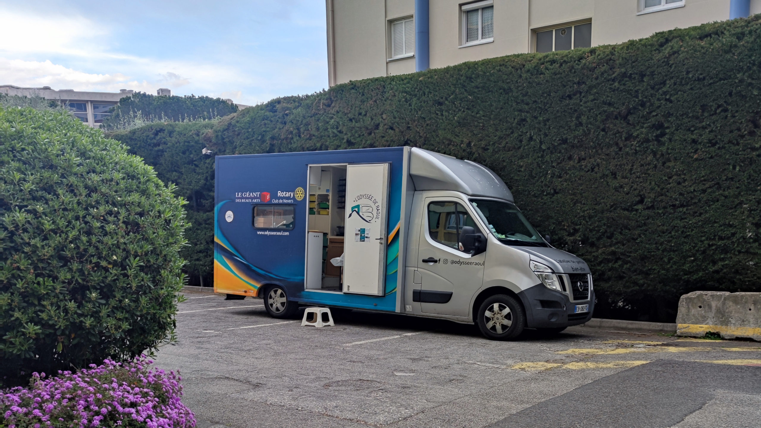 Raoul le camion itinérant ouvert devant le bâtiment du CROUS de Nice pour accueillir un atelier de peinture en soirée.