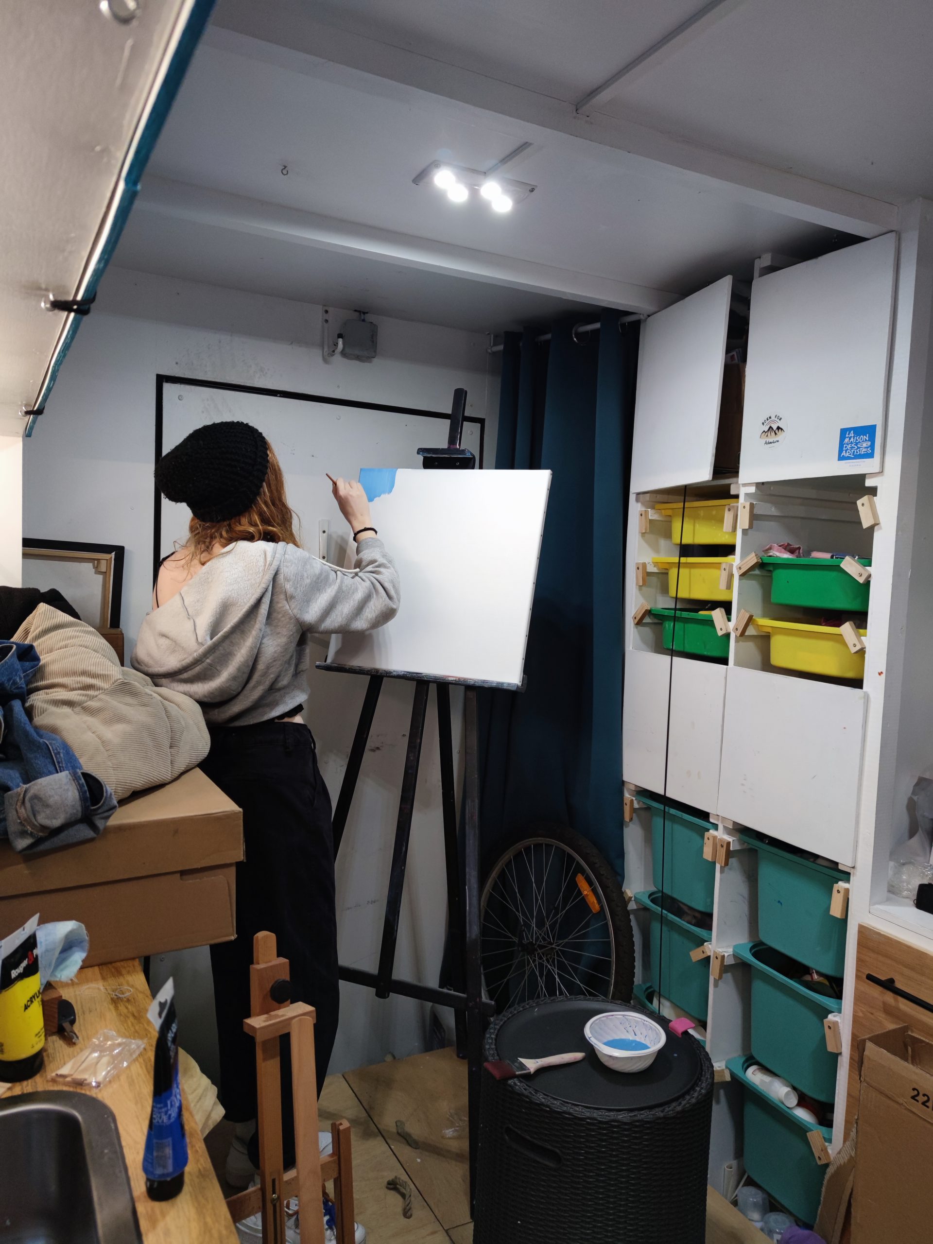 Raoul le camion itinérant ouvert devant le bâtiment du CROUS de Nice pour accueillir un atelier de peinture en soirée.