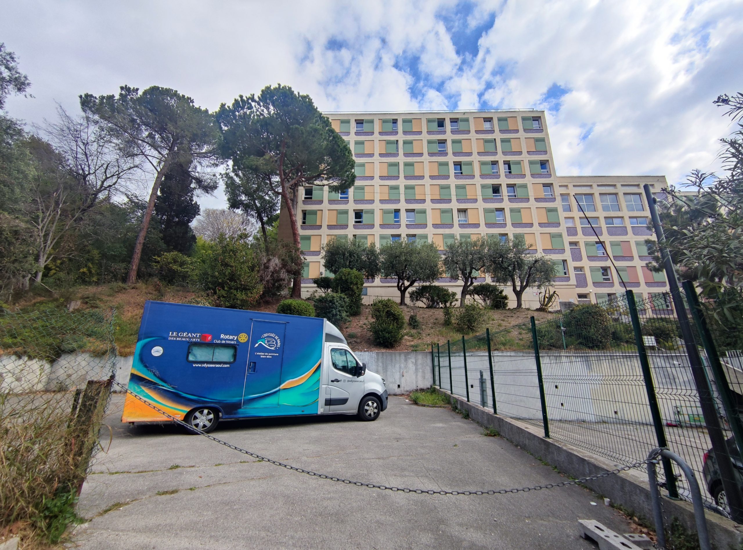 Raoul le camion itinérant ouvert devant le bâtiment du CROUS de Nice pour accueillir un atelier de peinture en soirée.