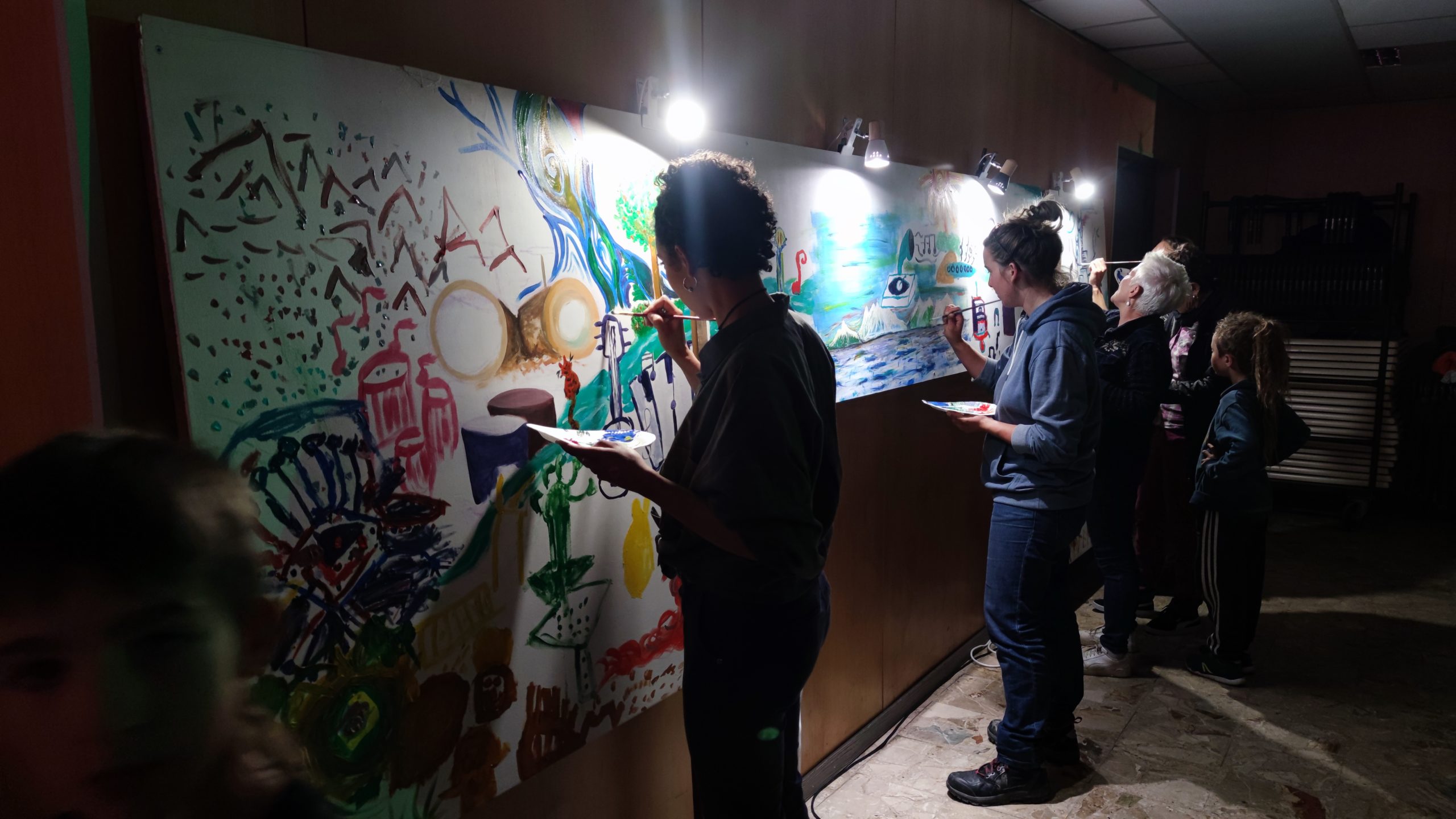 Animation de fresque à la peinture suédoise pendant un concert lors d'un festival de musique.