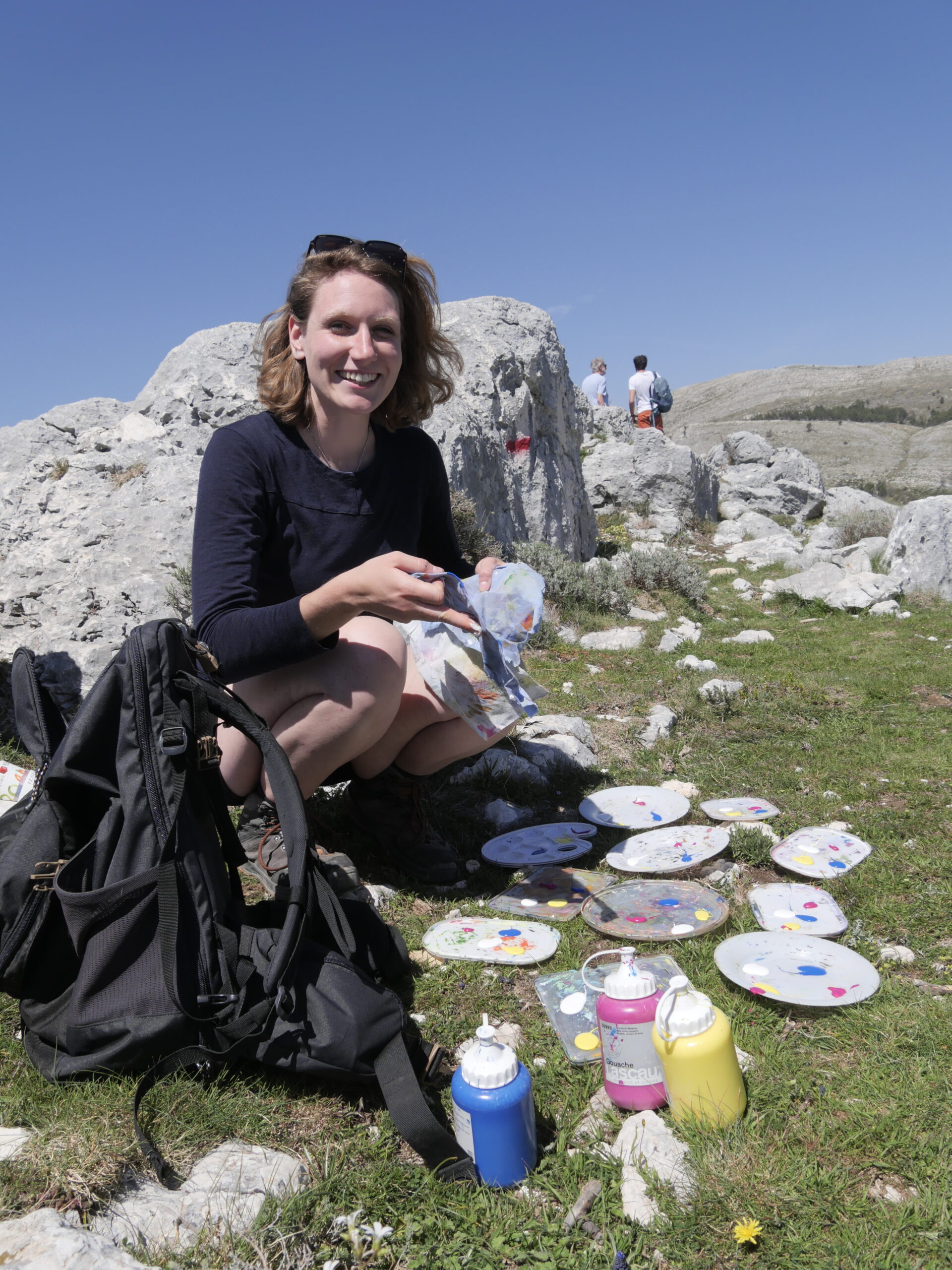 cours de peinture à la gouache sur le vif à Caussols dans les Alpes-Maritimes. Balade colorée