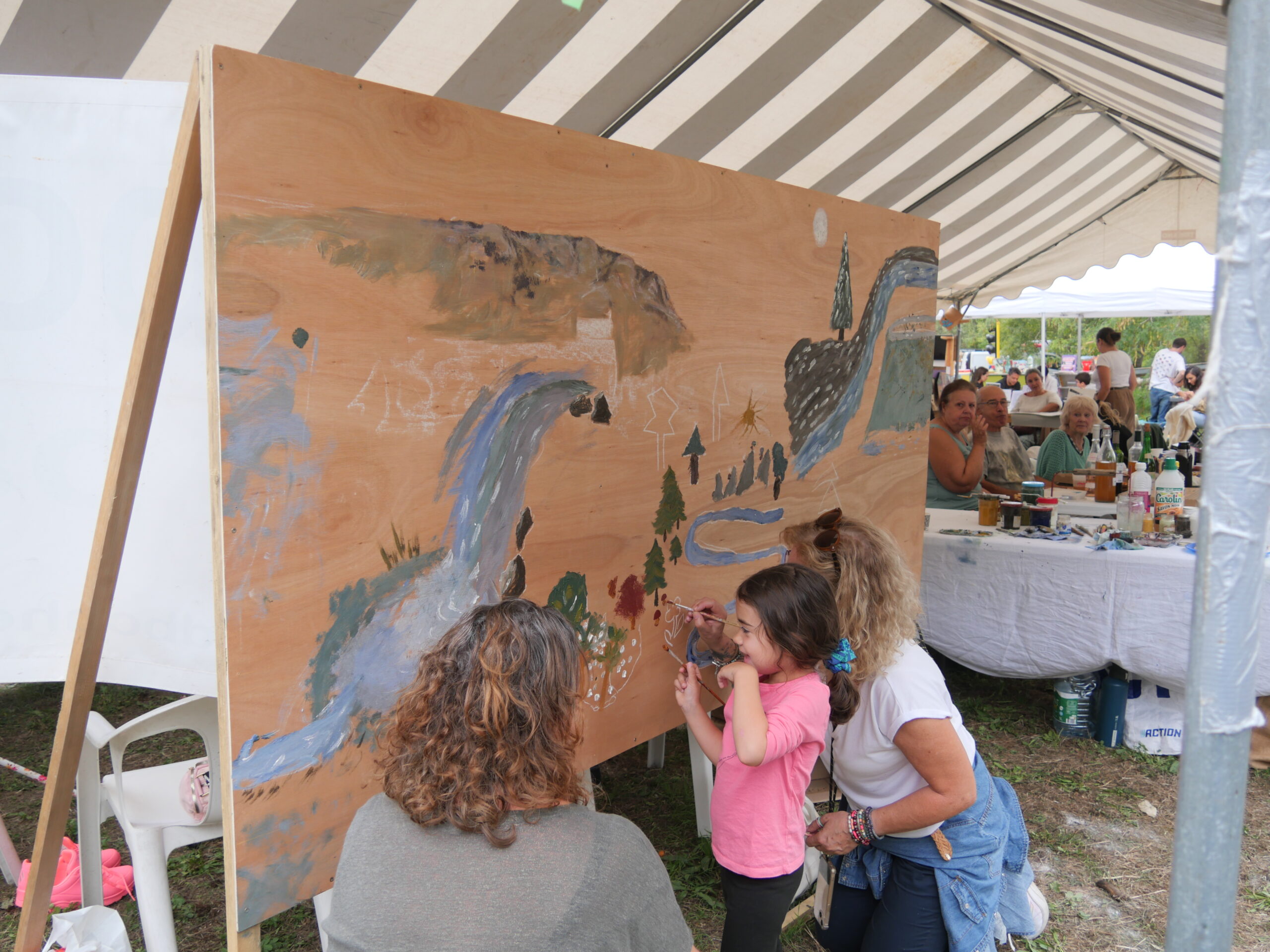 Fresque à base de peinture naturelle à base de faine, pigments et huile de lin pendant la fête du Parc PNR Préalpes d'Azur.